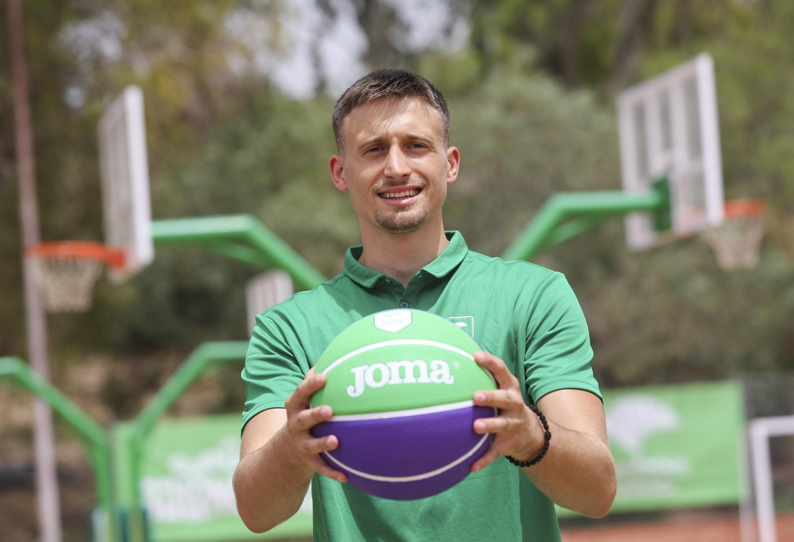 Las fotos de la presentación de Aleksa Avramovic