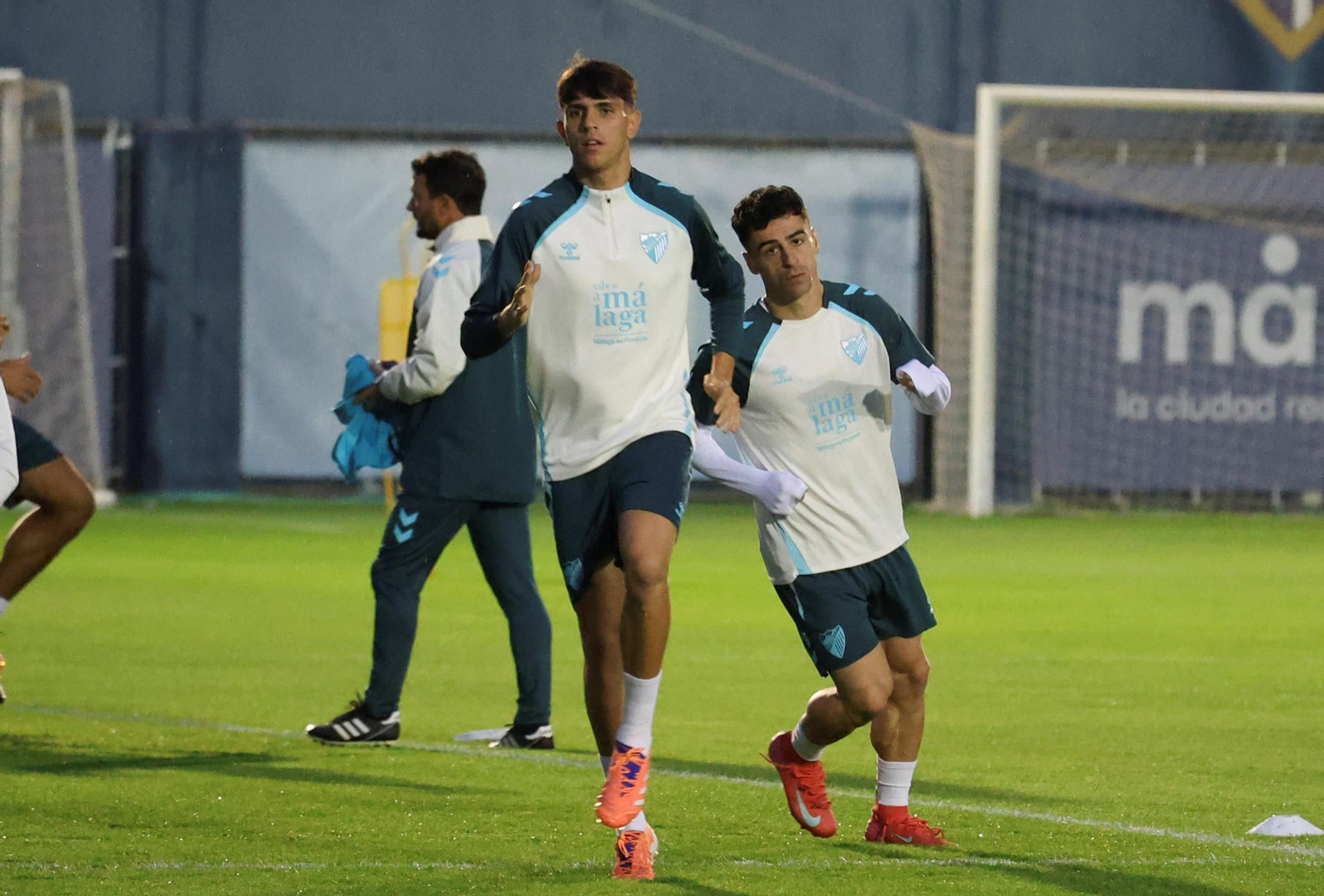 Izan Merino, ayer en el Anexo, con Dorrio detrás