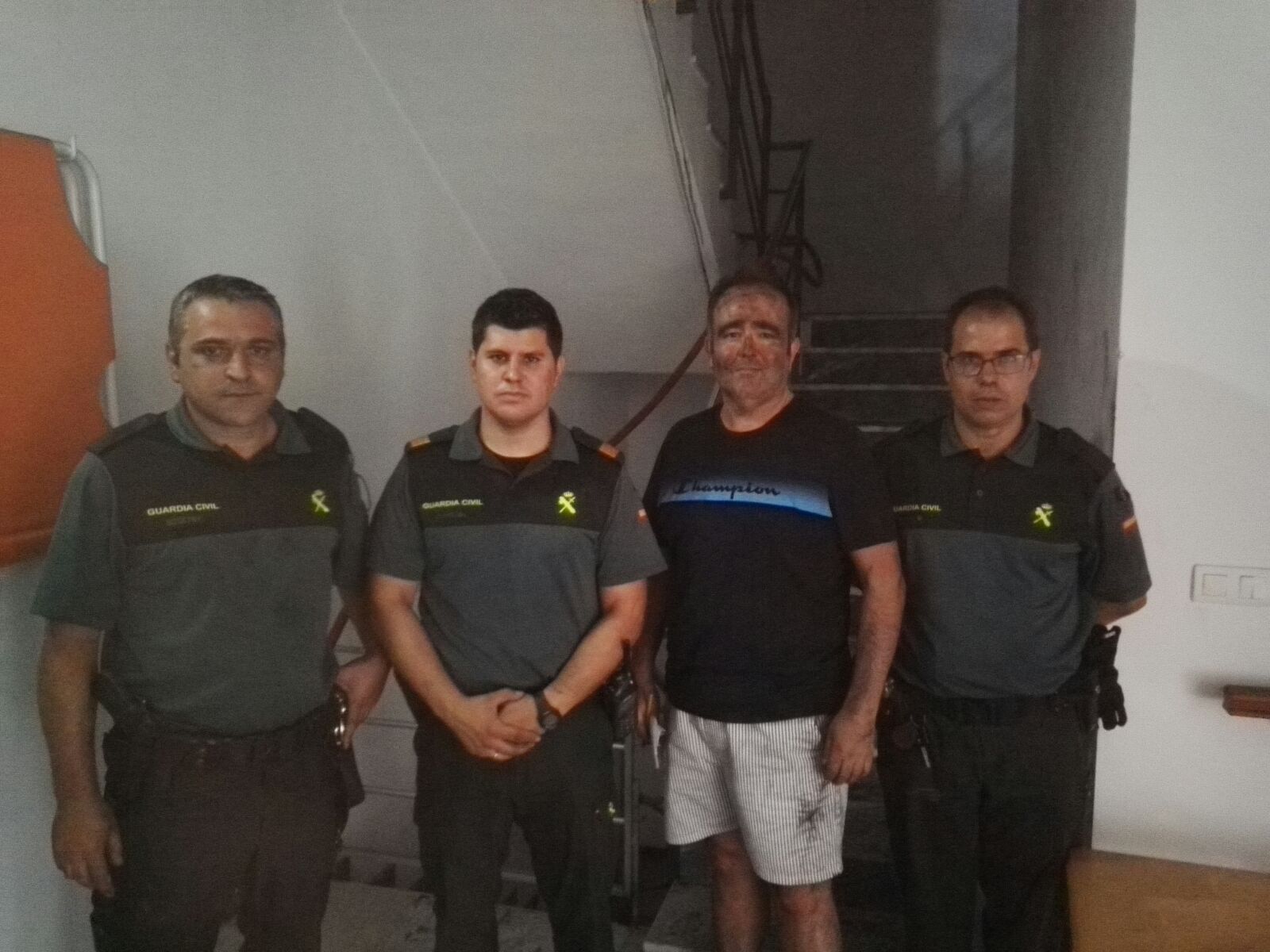 Estos guardias civiles, uno de paisano y con cara y ropas tiznadas, rescataron a siete mayores.