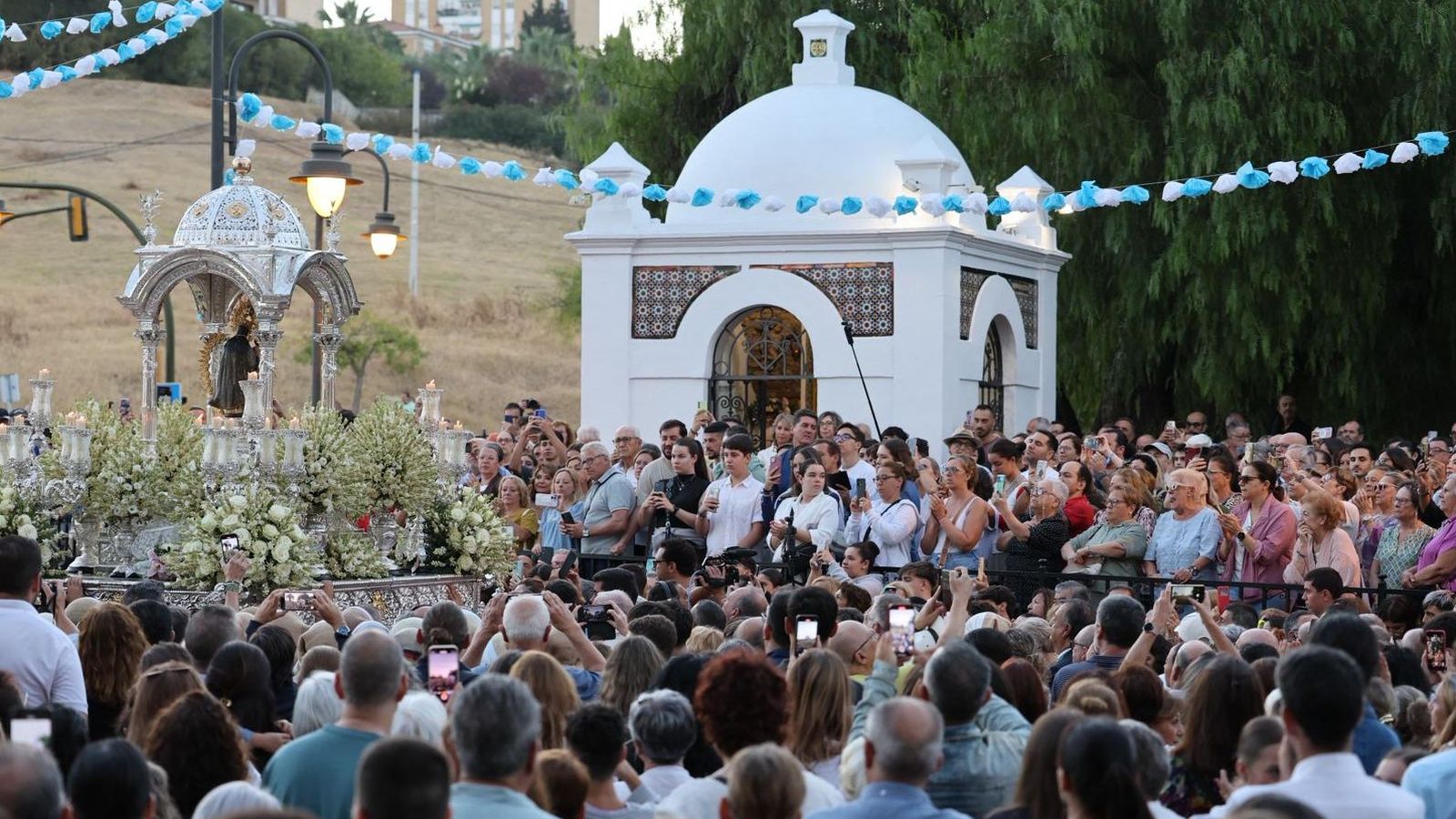 La Virgen de la Cinta frente al Humilladero a la luz de la mañana