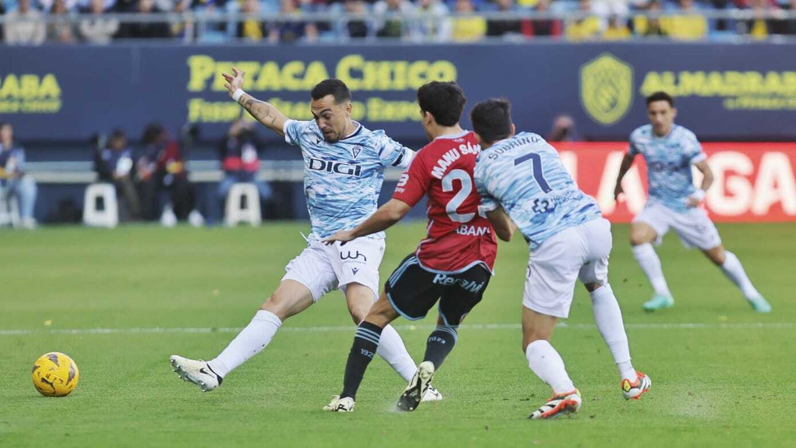 Gonzalo Escalante intenta cortar el avance de Manu Sánchez.