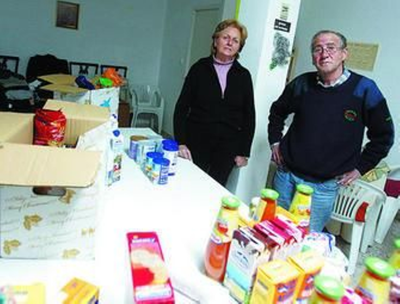 Tere Rivero en la sede de la asociación con otro de los miembros de la ONG, Jesús Vidal.