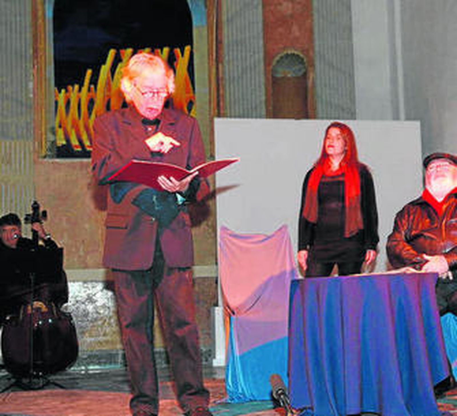 Momento en el que Pedro Delgado recita un verso de Bertolt Brecht.