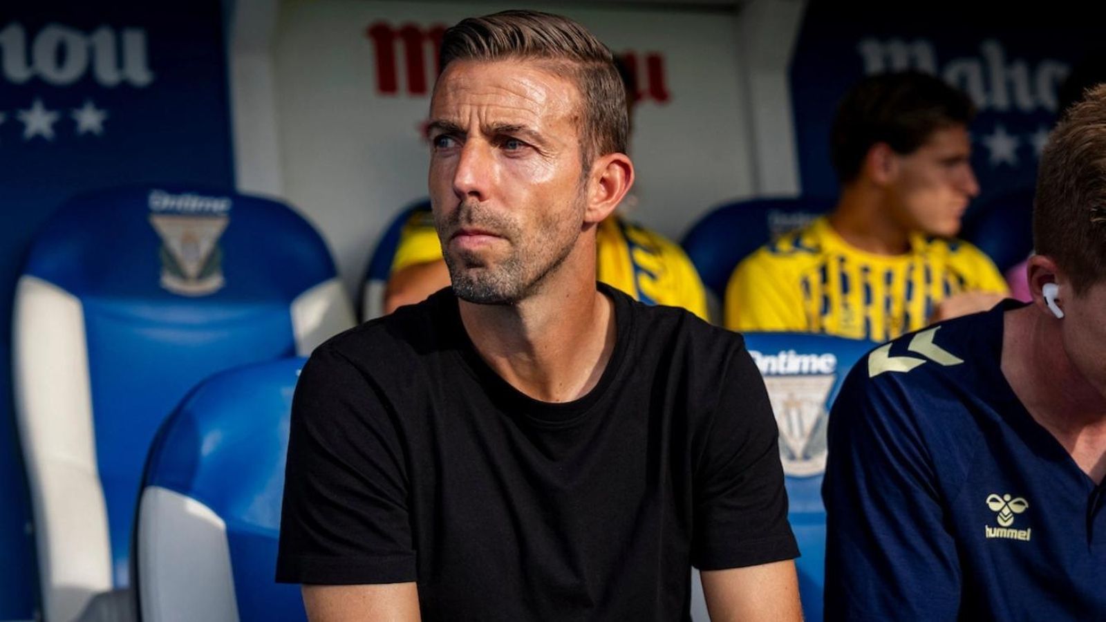 El técnico ovetense, en los prolegómenos del duelo ante el Leganés.