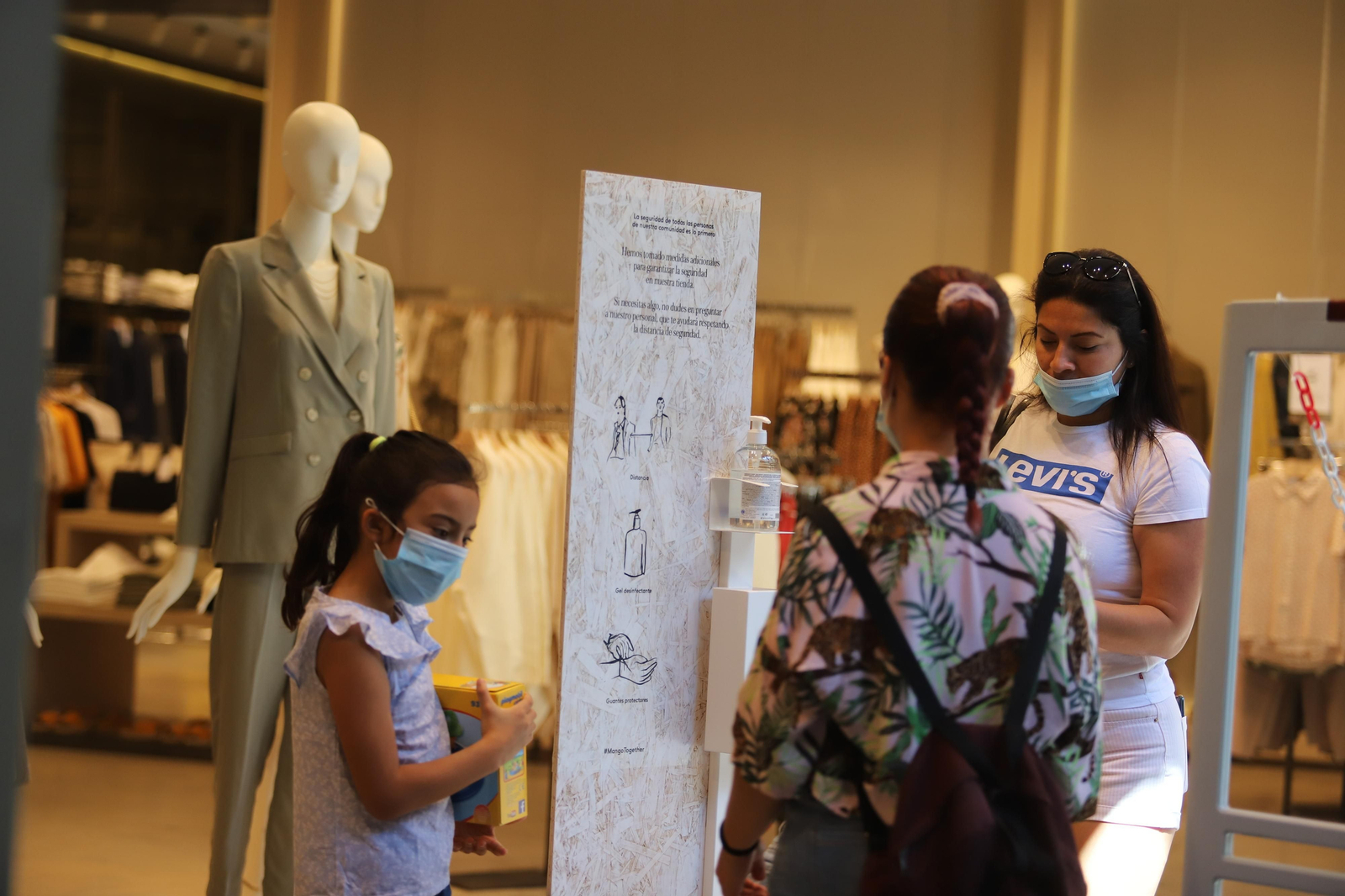Imágenes de la apertura en la fase dos de la desescalada del centro comercial Holea en Huelva