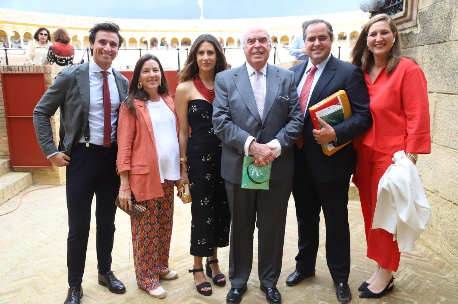 Famosos y autoridades en la Maestranza el martes de Feria de Abril