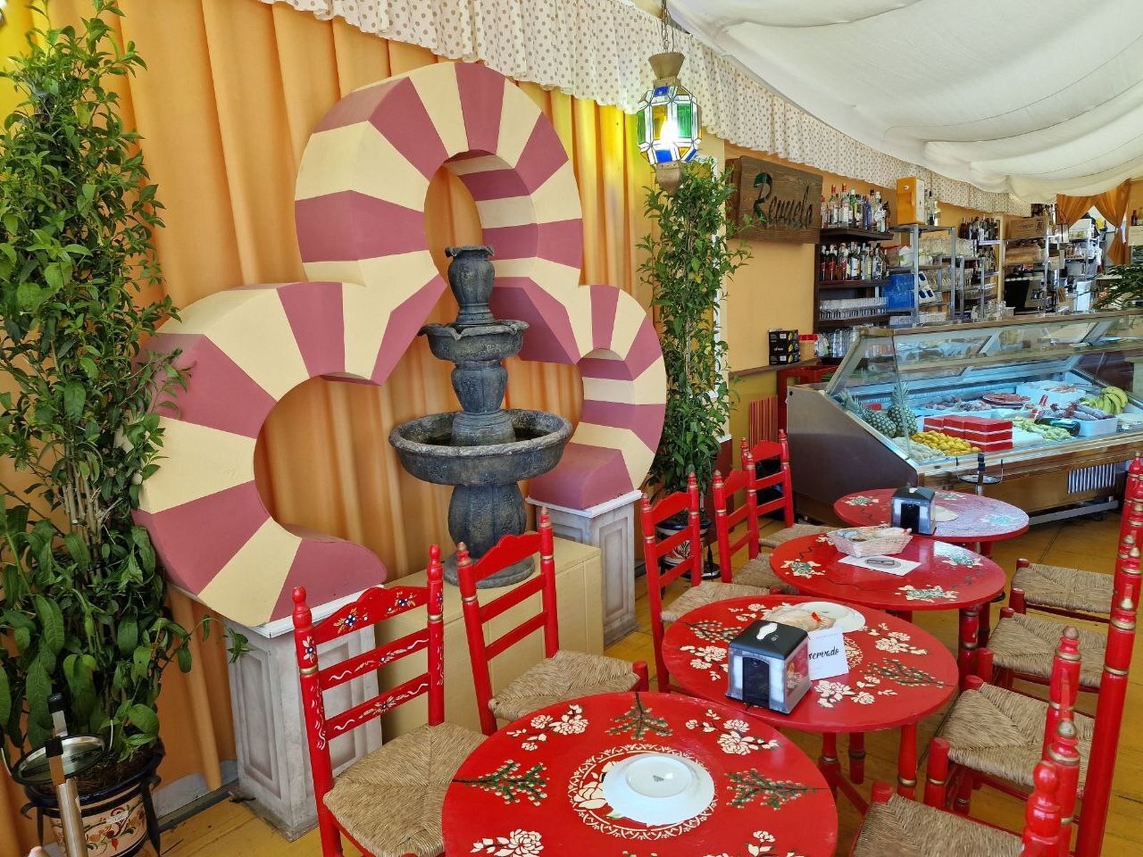 Una imagen de la caseta 'Revuelo', primer premio del concurso de interiores 2023.