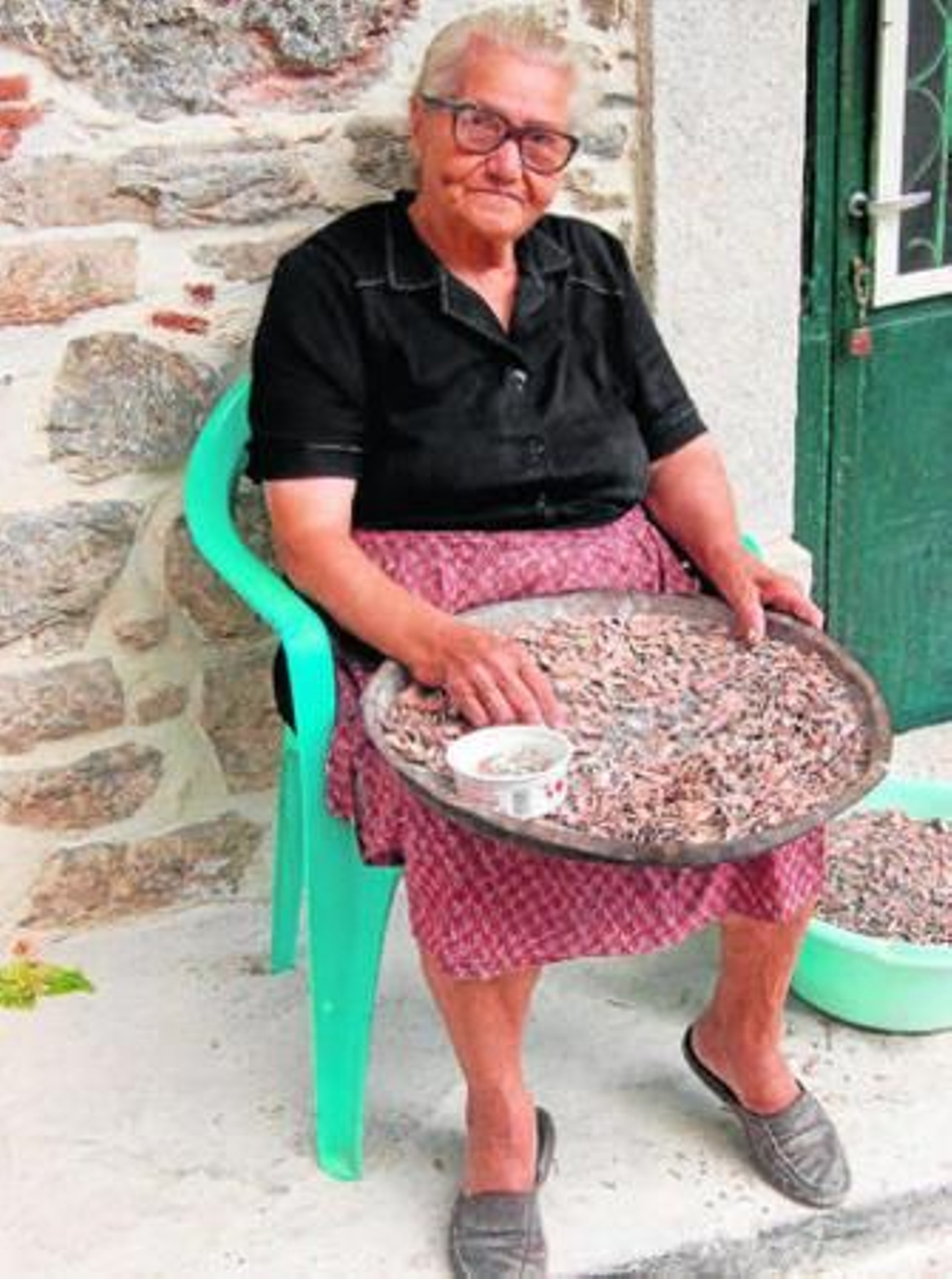 Una mujer limpia mastija en las calles de Pyrgi, en la isla de Quíos.