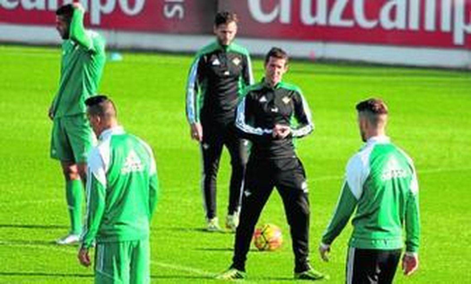 Juan Merino, secundado por Capi, dirige el entrenamiento matinal de ayer en la ciudad deportivo, el penúltimo ya que hoy ha programado otro de activación.