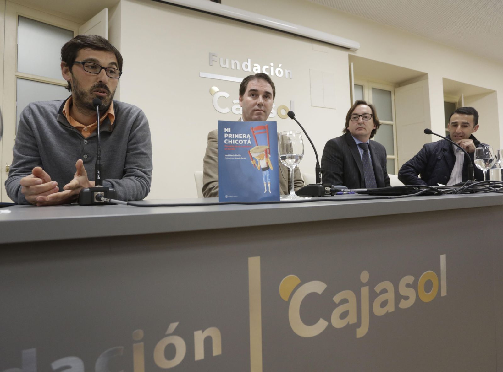 Los hermanos Pinilla: Daniel, editor, y José María, autor, junto a Rafael Ariza y José Gómez Palas.