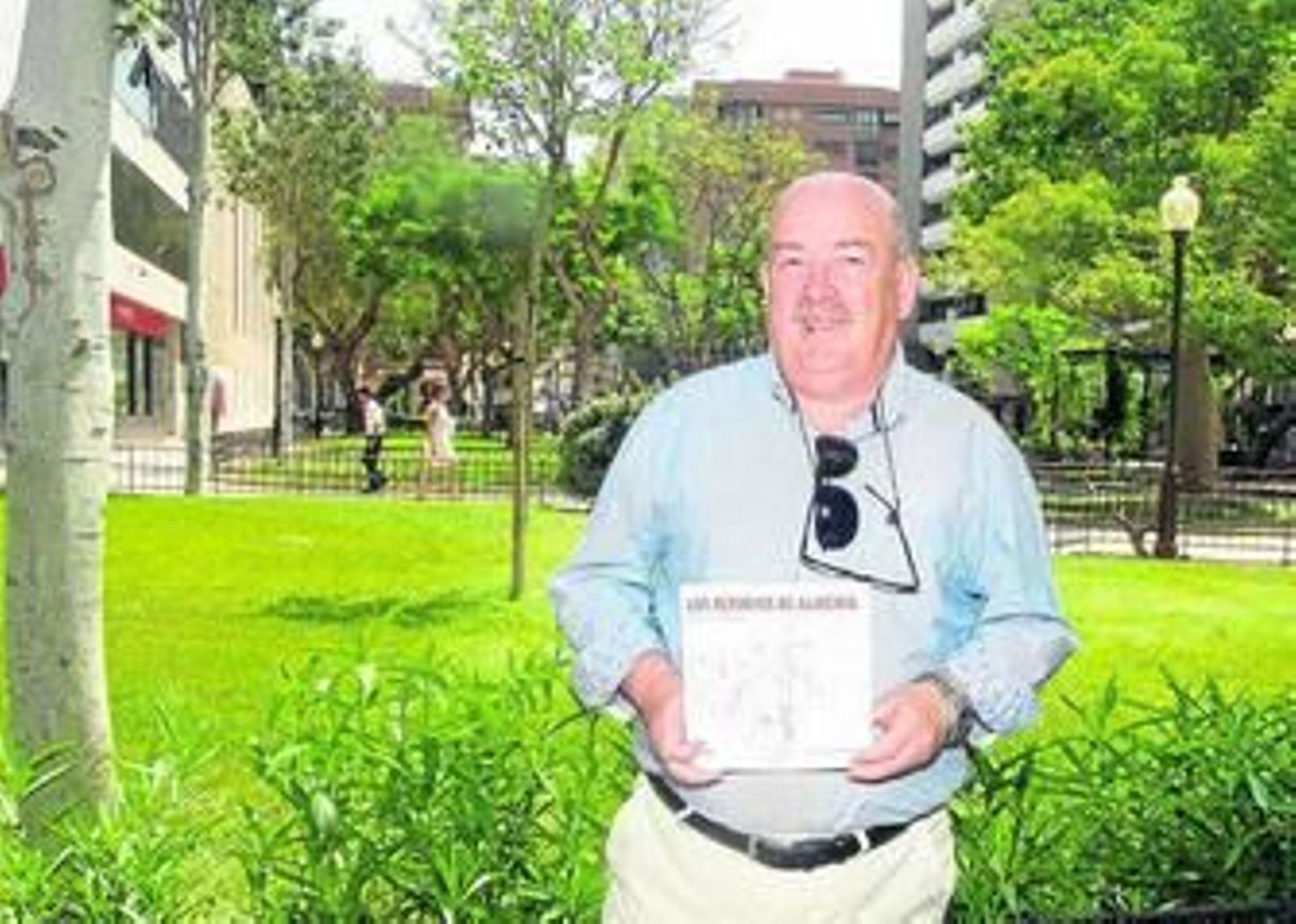 Eusebio Rodríguez Padilla, con su nuevo libro, ayer en la zona de Oliveros.