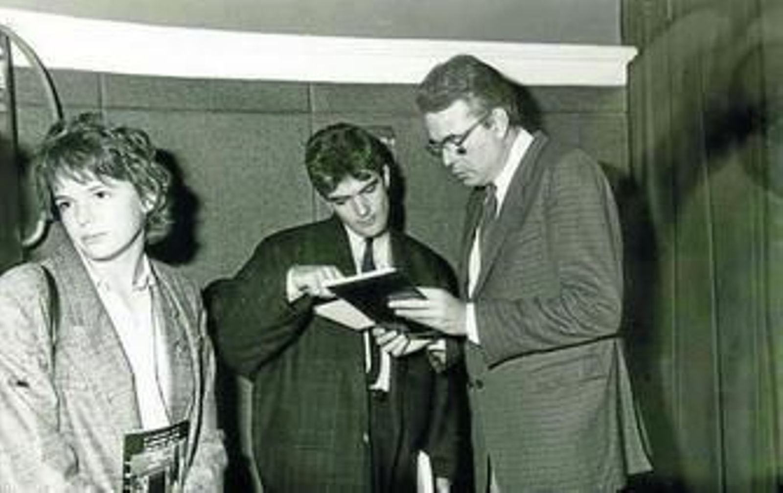 Consultando un programa con el joven actor Antonio Banderas. Consultando un programa con el joven actor Antonio Banderas.