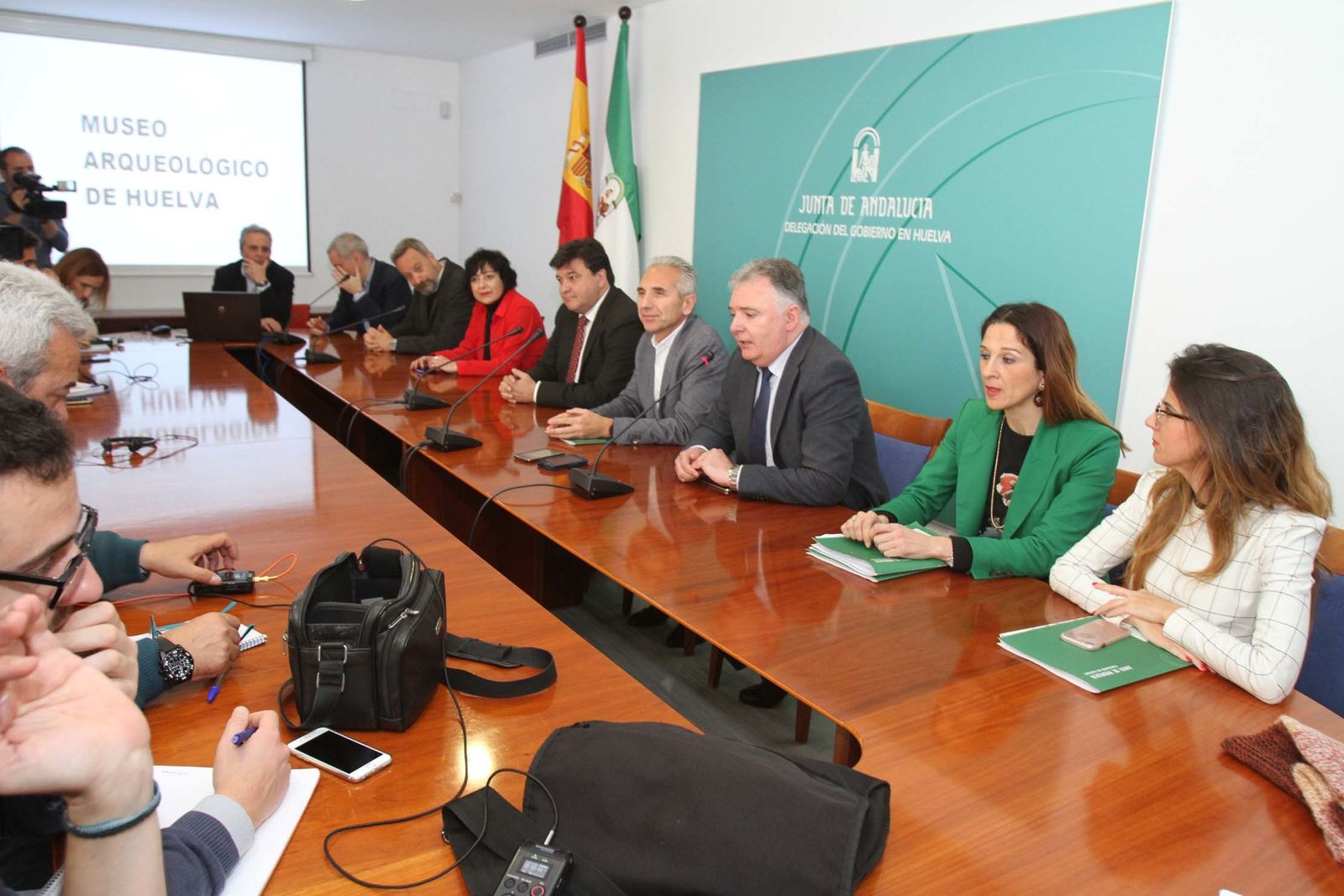El consejero de Cultura, Miguel Ángel Vázquez, presenta el proyecto de rehabilitación del Banco de España como sede del Museo Arqueológico de Huelva.