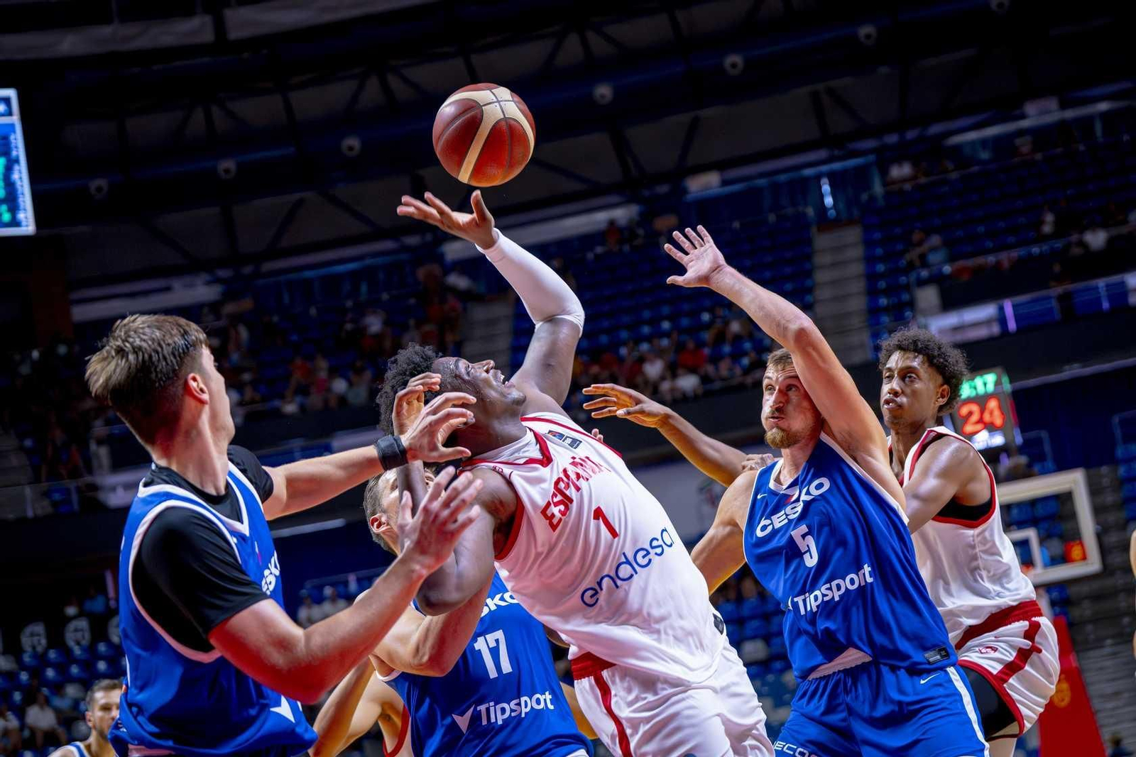 España B-República Checa, en fotos