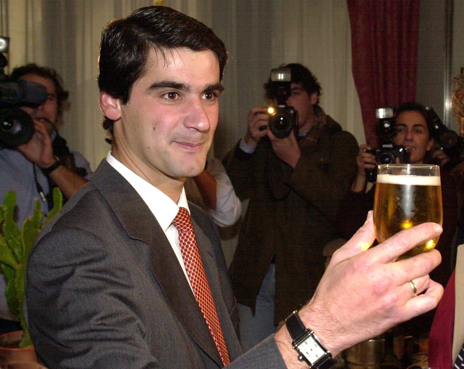 Jesulín de Ubrique brindando en un acto.