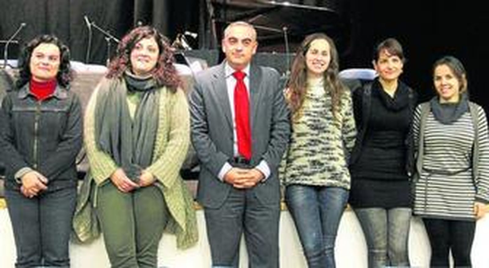 El gerente de la Escuela, Deogracias Gómez, con las cinco profesoras que protagonizarán el concierto.
