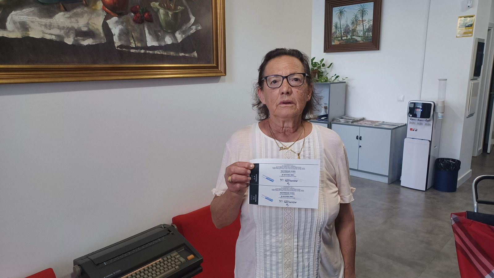 María de la Cinta Gavira (recoge el premio su madre), una de las ganadoras de las entradas del sorteo pasado