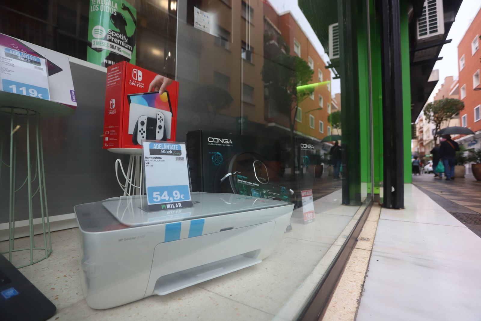 Artículos de electrónica y electrodomésticos a la venta, este martes en Algeciras.