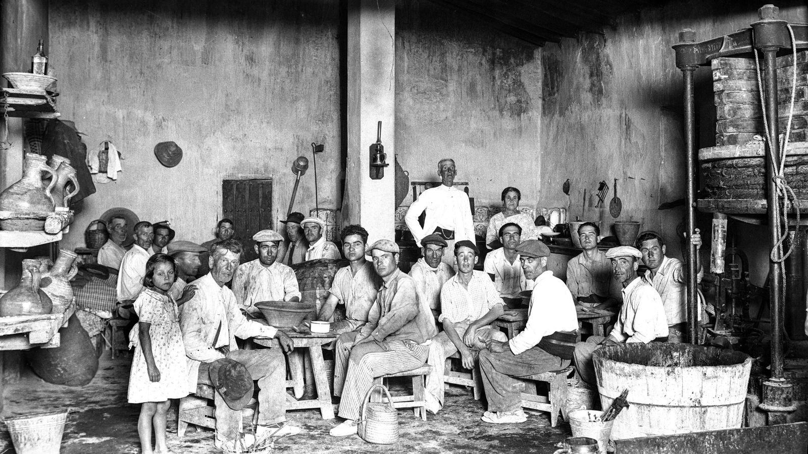 Una de las fotografías, hechas en placas de vidrio, de Eduardo Pereiras, tomada en una gañanía.