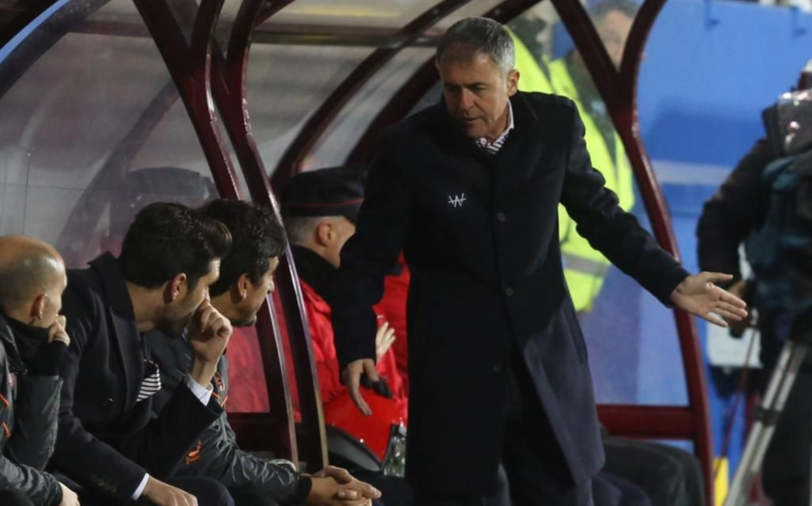 Lucas Alcaraz gesticula contrariado a su banquillo.