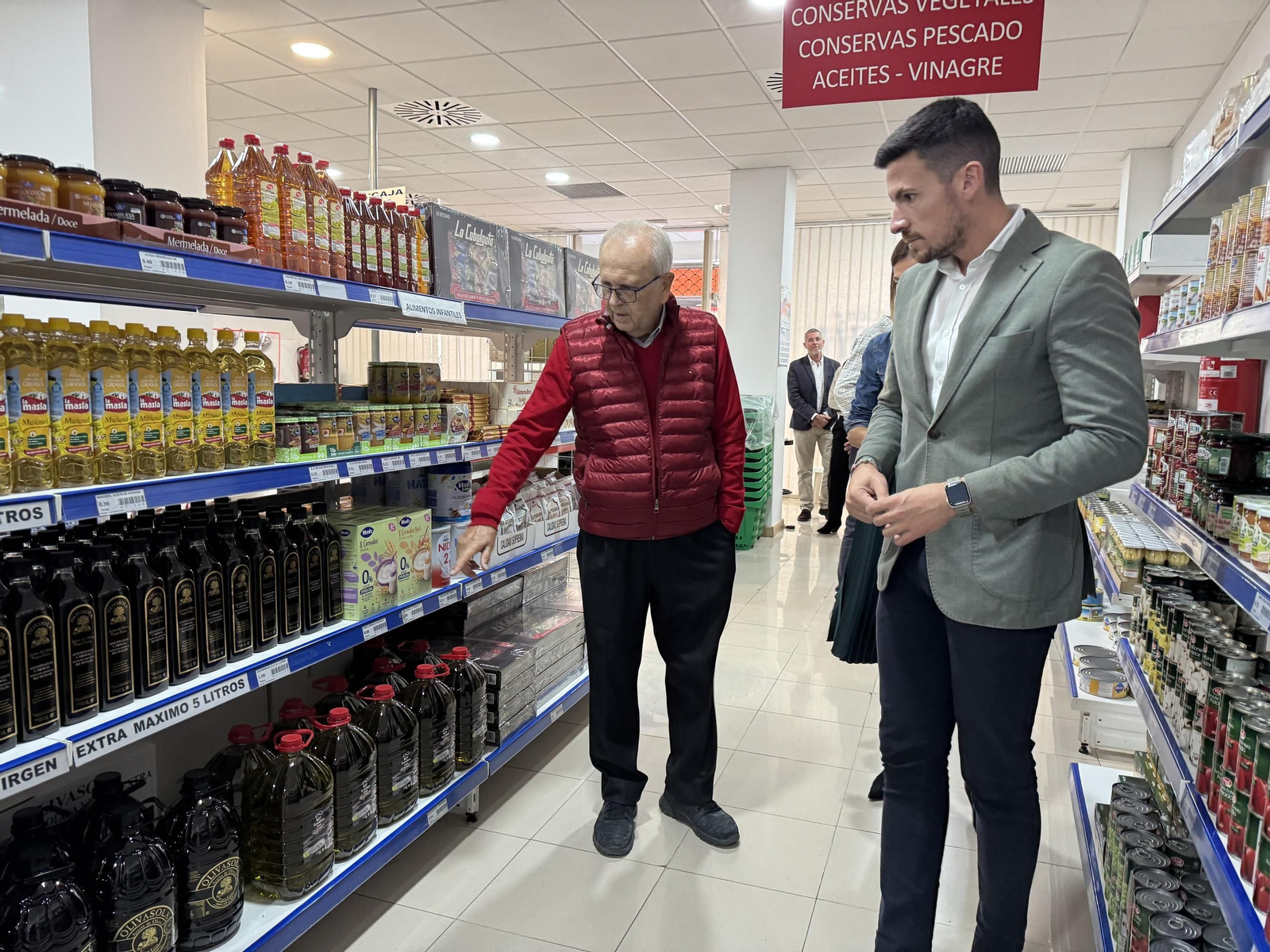 Adrián Cano visita el economato Resurgir, acompañado de Manuel García. Adrián Cano visita el economato Resurgir, acompañado de Manuel García.