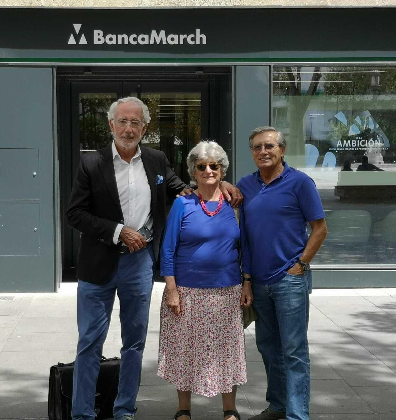 Juan Moreno, Raquel Rico y Manuel Jiménez salen del banco contentos por la compra a plazos de la parcela.