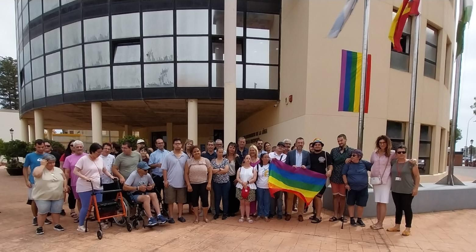 Izada de la bandera LGTBI en La Línea.