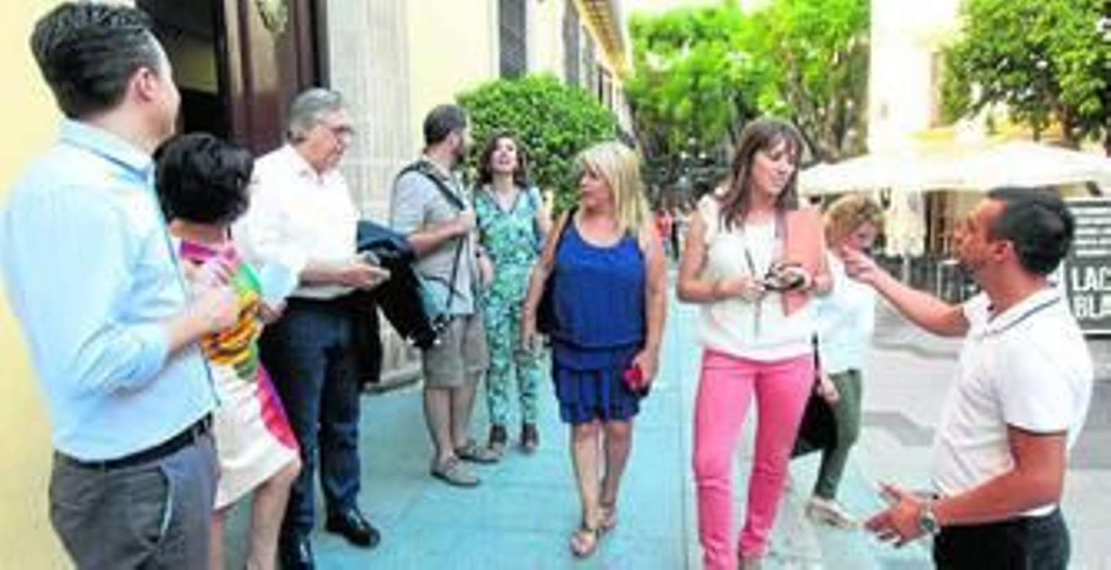 Imagen de algunos miembros de la corporación municipal a la salida de la sesión plenaria celebrada en la mañana de ayer. Imagen de algunos miembros de la corporación municipal a la salida de la sesión plenaria celebrada en la mañana de ayer.