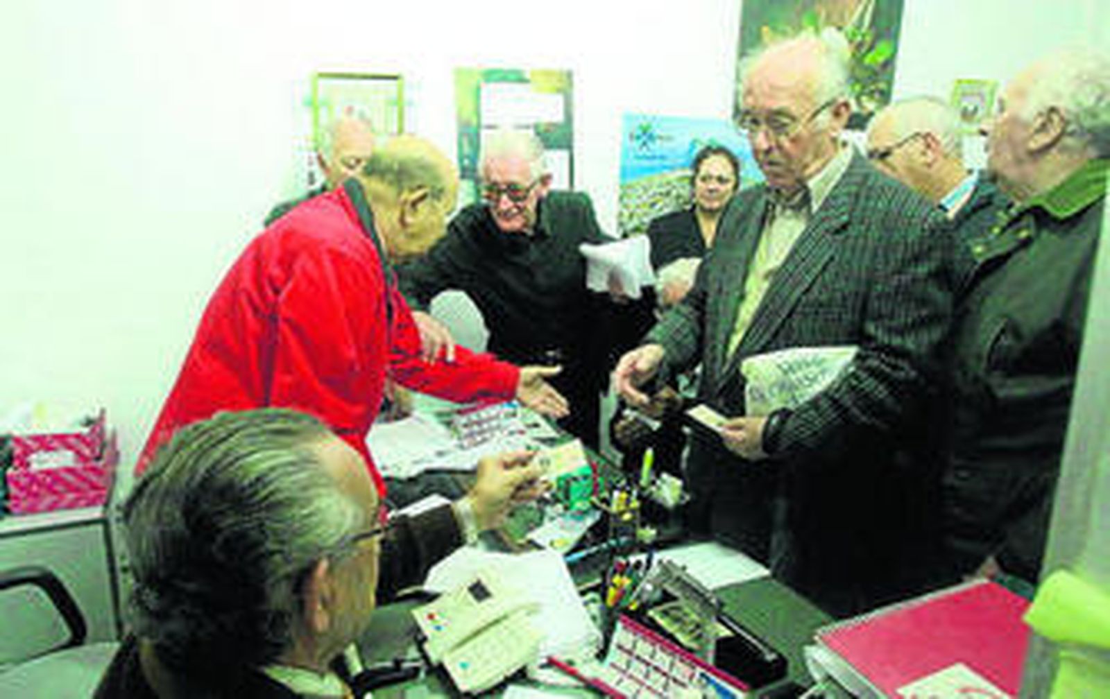 Pensionistas recogen las cartas en la sede de Alpeg.