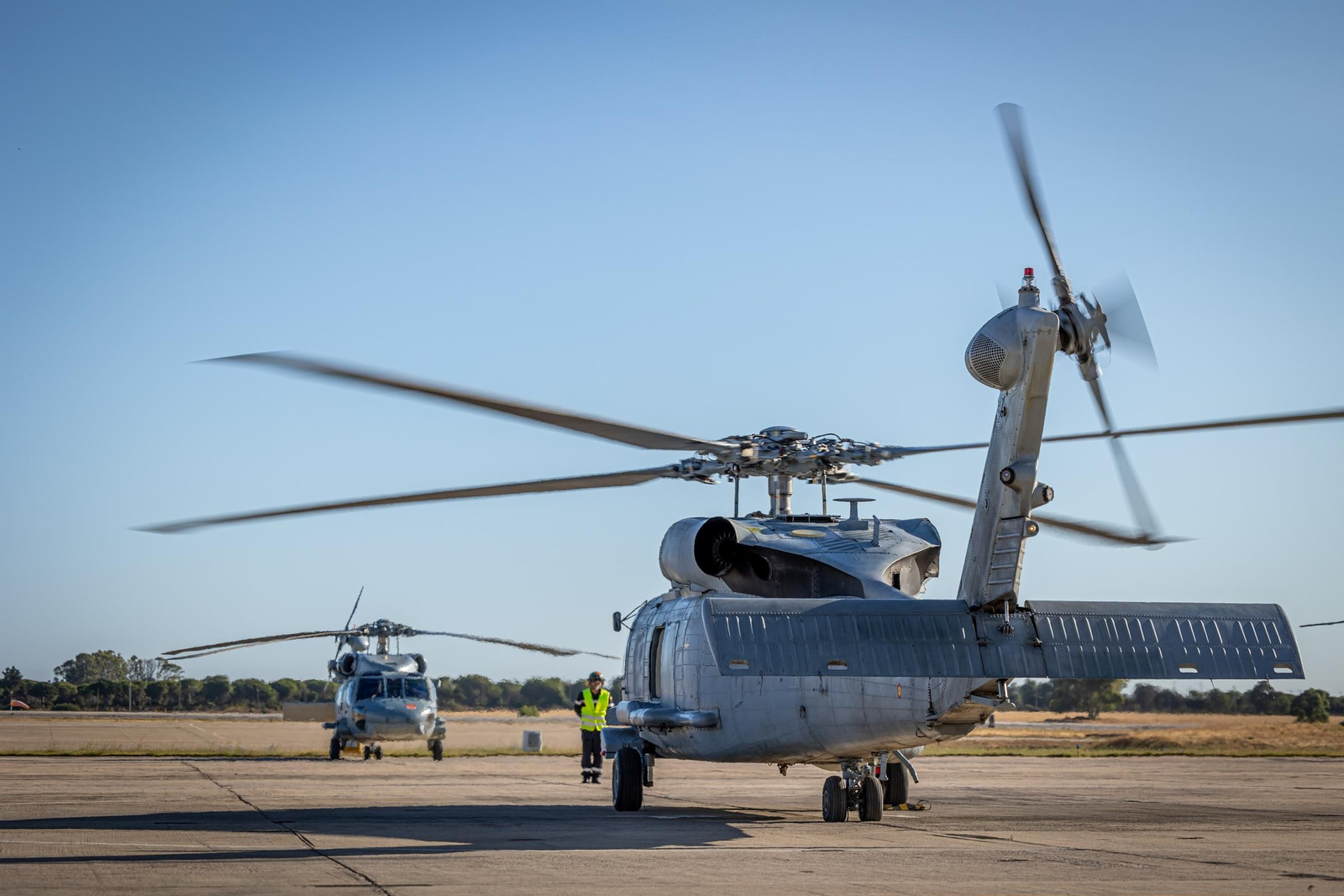Imágenes del vuelo de despedida de los 'Sea King'  de la Quinta Escuadrilla de la FLOAN de la Armada por la Bahía de Cádiz
