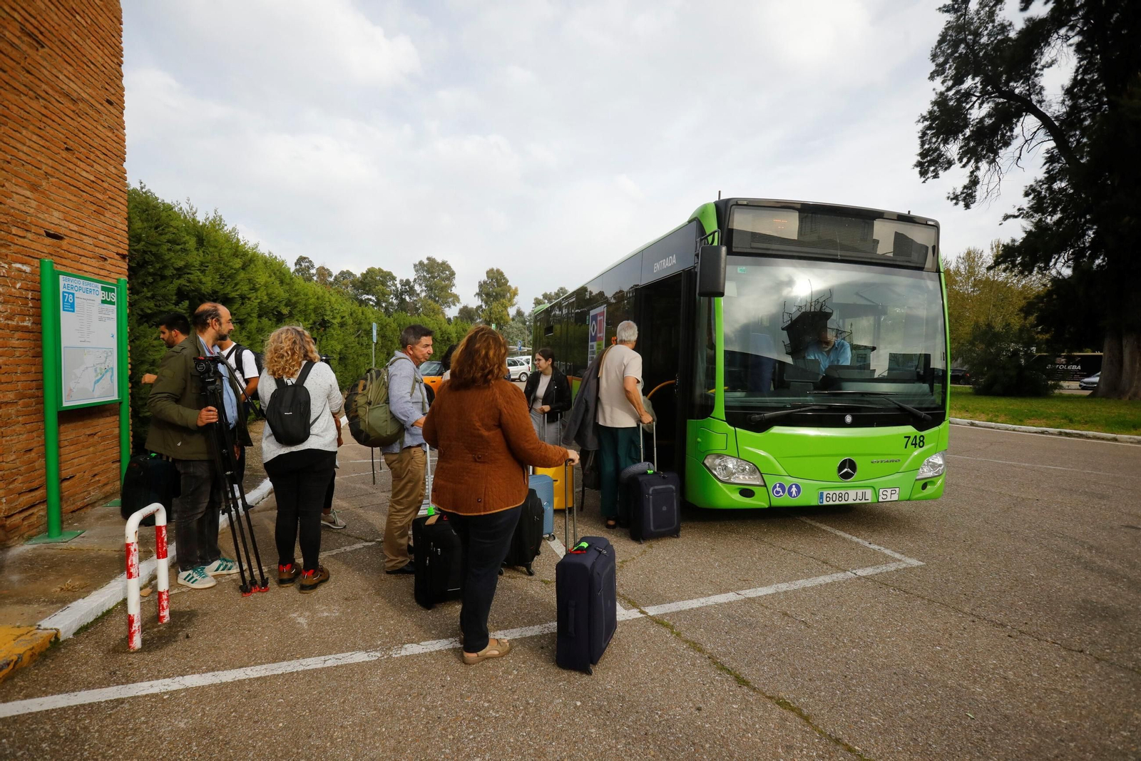 El aeropuerto de Córdoba recibe el primer vuelo de Binter desde Canarias, en imágenes
