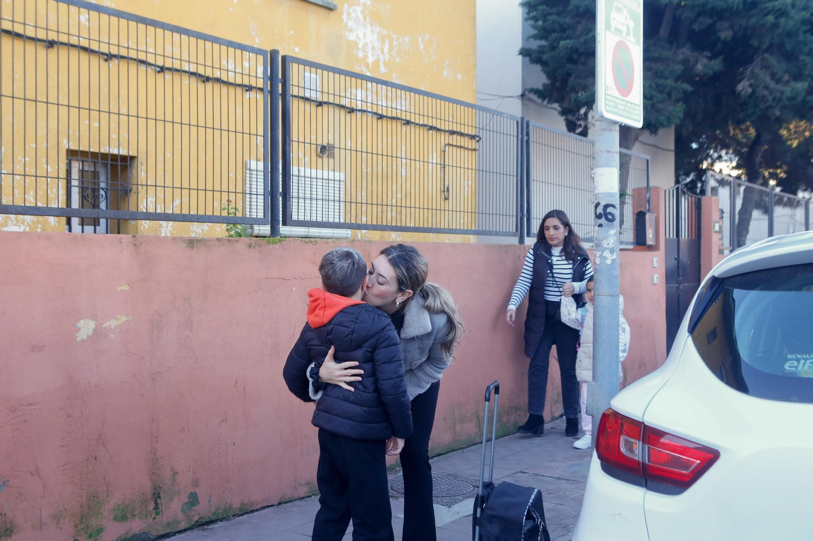 Las fotos del viral "Besito y a juí" para aparcar en los colegios de La Línea
