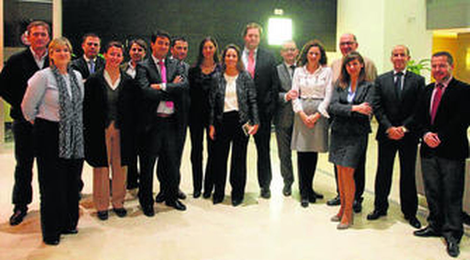Los integrantes del Círculo de Empresarios del Estrecho junto a los representantes de las empresas asistentes a la conferencia.