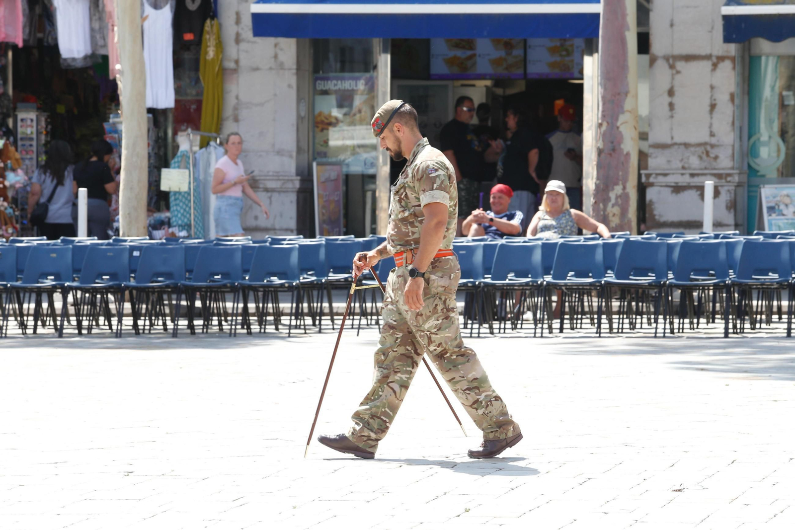Un militar mide las distancias en los preparativos del desfile por el cumpleaños del rey en Gibraltar. Un militar mide las distancias en los preparativos del desfile por el cumpleaños del rey en Gibraltar.