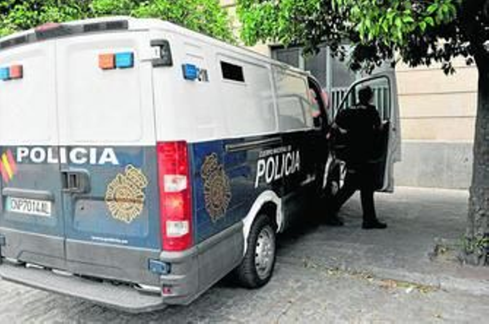 En este furgón policial fue conducido ayer Juan Marco G. J. hasta el juzgado de guardia.
