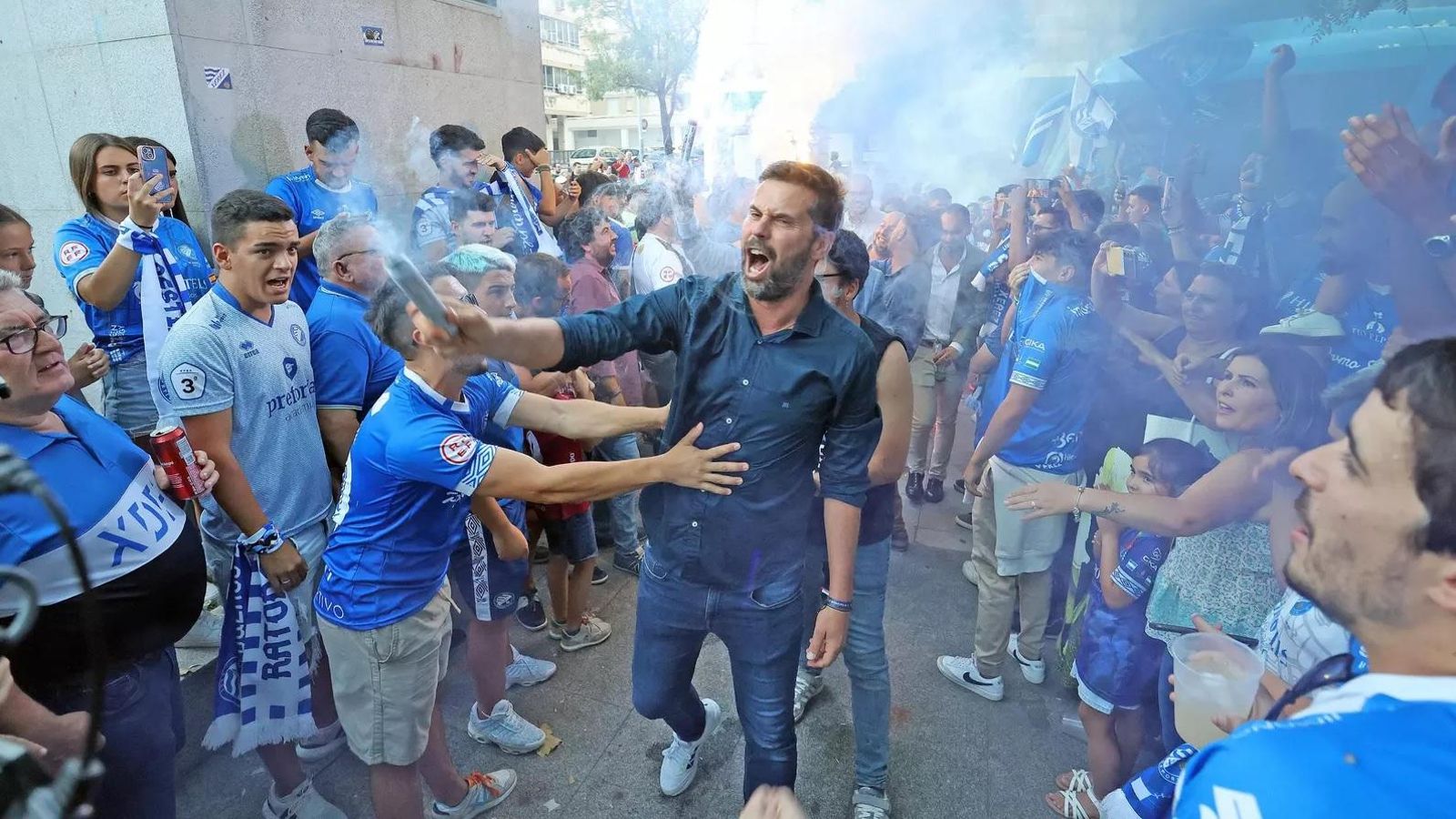 David Sánchez se liberó tras el ascenso y lo celebró a lo grande. David Sánchez se liberó tras el ascenso y lo celebró a lo grande.