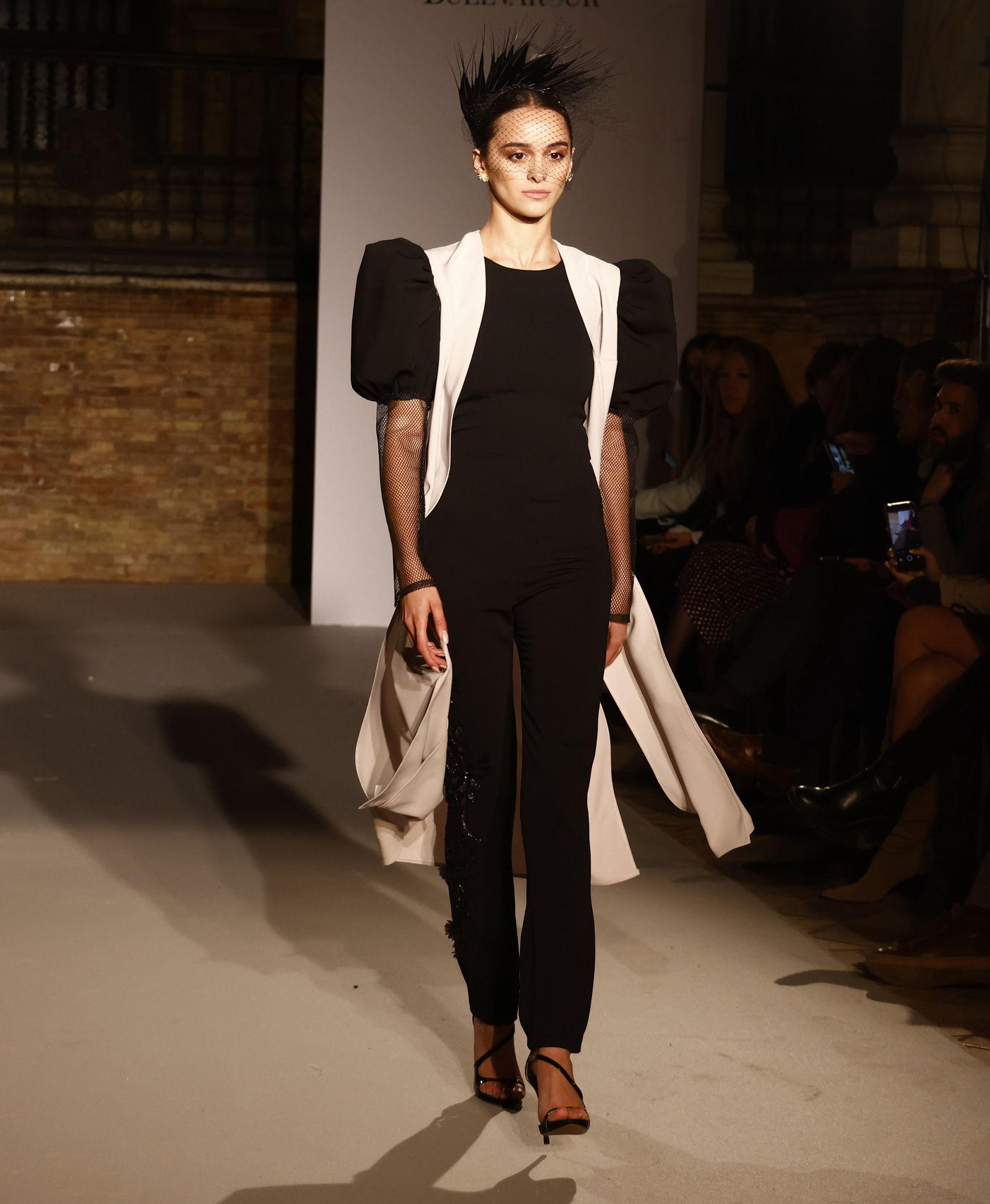 Las tendencias en vestidos de novia e invitada de la pasarela SIQ, en fotos