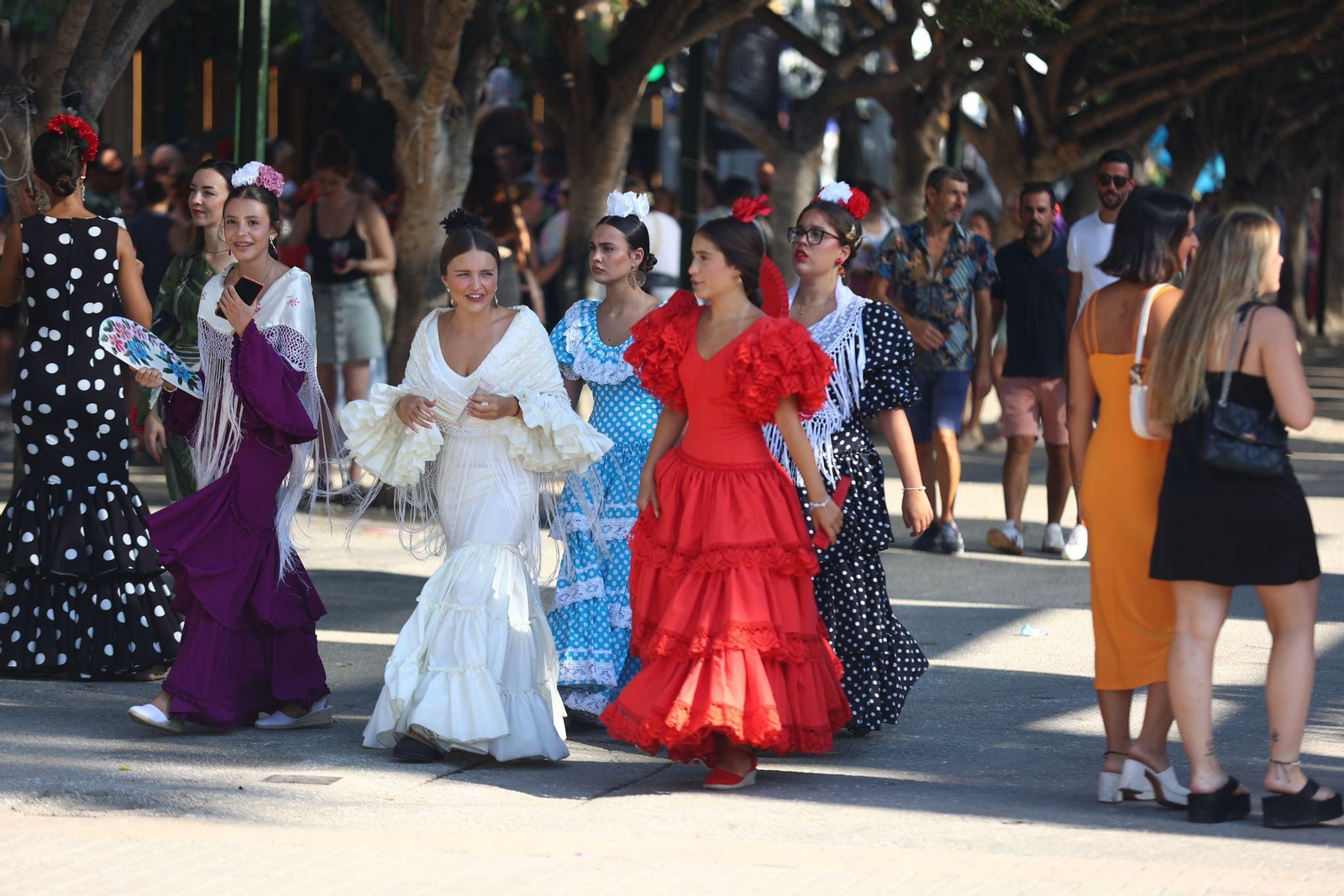 Un grupo de jóvenes vestidas de flamenca en el Real.
