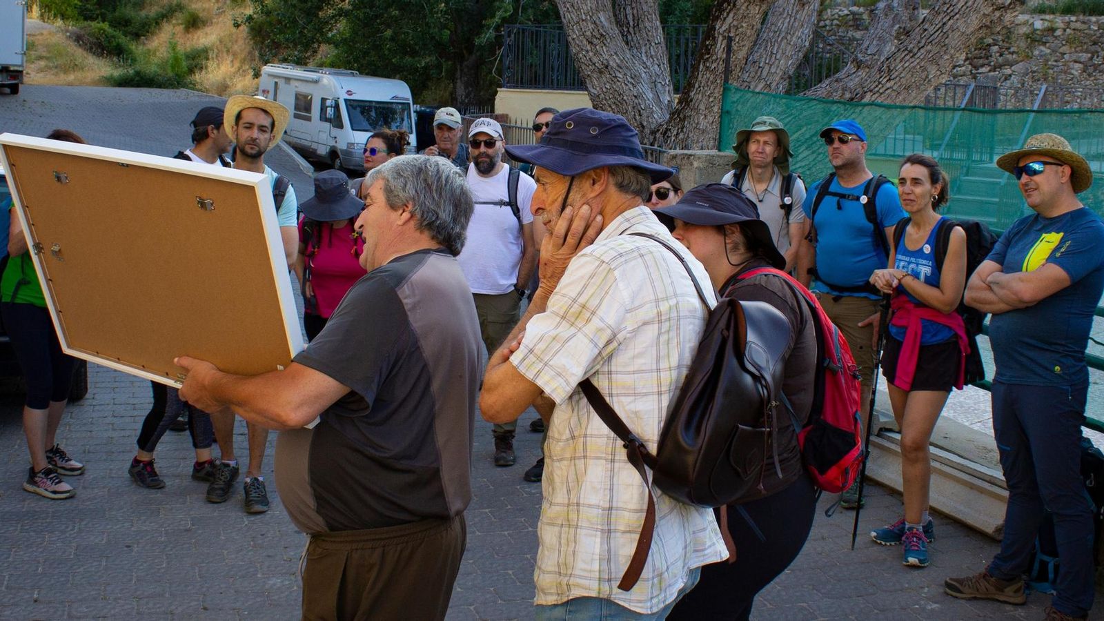 Durante el recorrido se ofrece información histórica y práctica acerca de la zona y los parajes que la circundan.