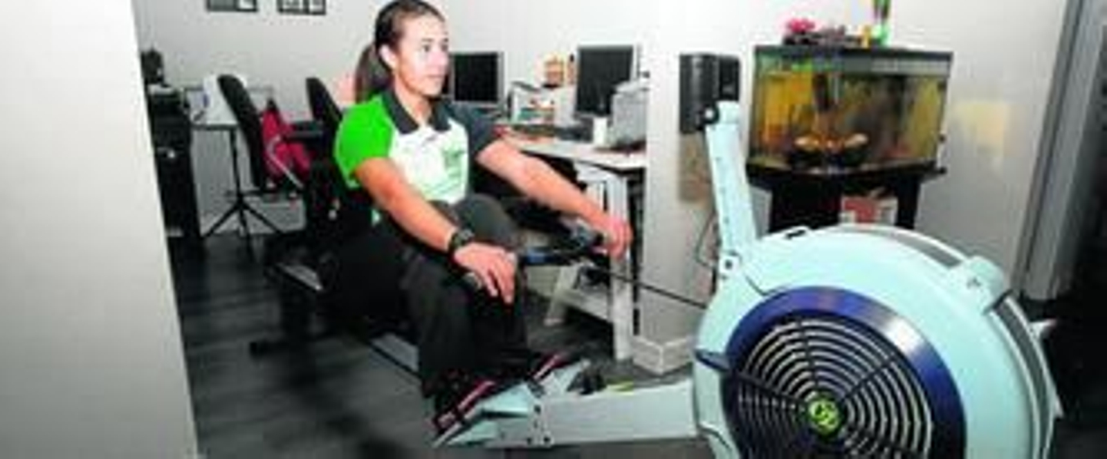 Valeria Palma, en el remo ergómetro en el que lleva a cabo sus entrenamientos en el salón de casa.