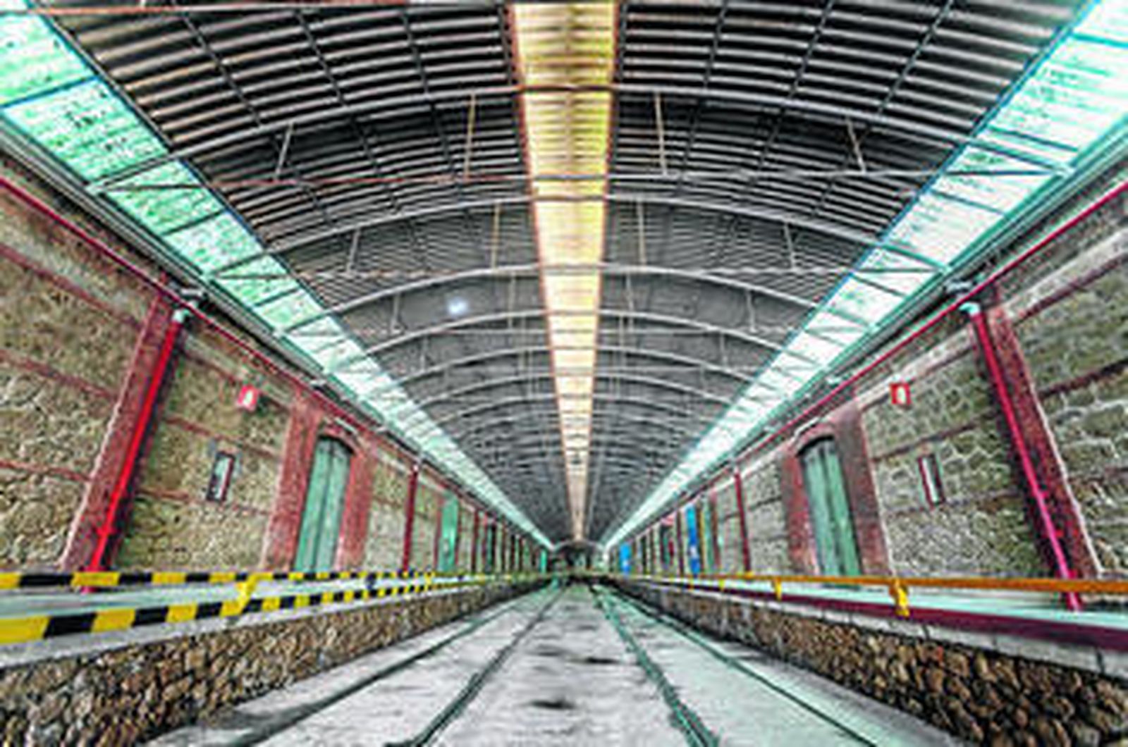 Una de las salas expositivas de los antiguos depósitos de Tabacalera.