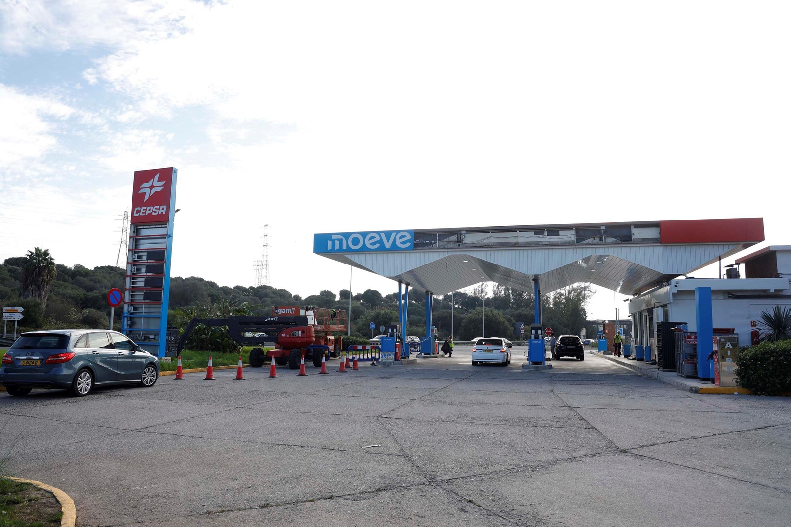 Trabajos de sustitución de la decoración de Cepsa por la de Moeve en una estación de servicio en San Roque, el pasado noviembre