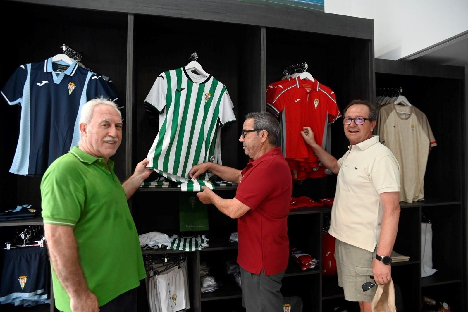 Las mejores fotos del primer día de venta de las nuevas camisetas del Córdoba CF