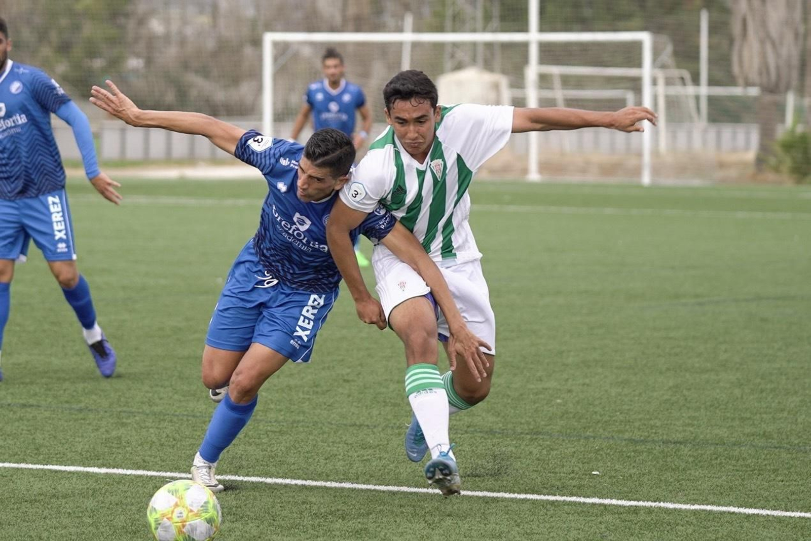 El banquiverde Sebas Castro trata de robar el balón a un jugador del Xerez DFC.