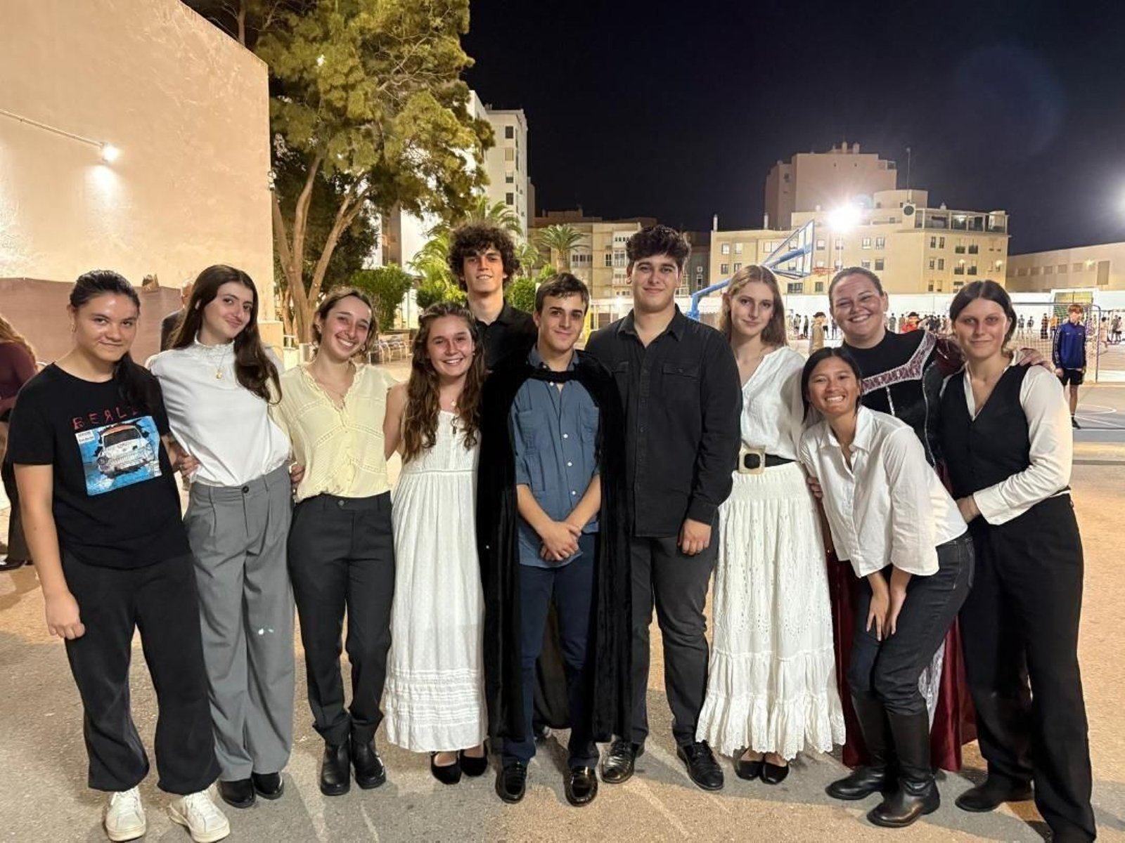 Los actores Mónica Dupre, Lucía Roldán, Clara Fernández, Carmen Barra, Gonzalo Casas Rey, Miguel Pérez, Javier Lama, Julieta Doña, Noa González, Beatriz García de Lago y Teresa Calap, tras finalizar la función de teatro.