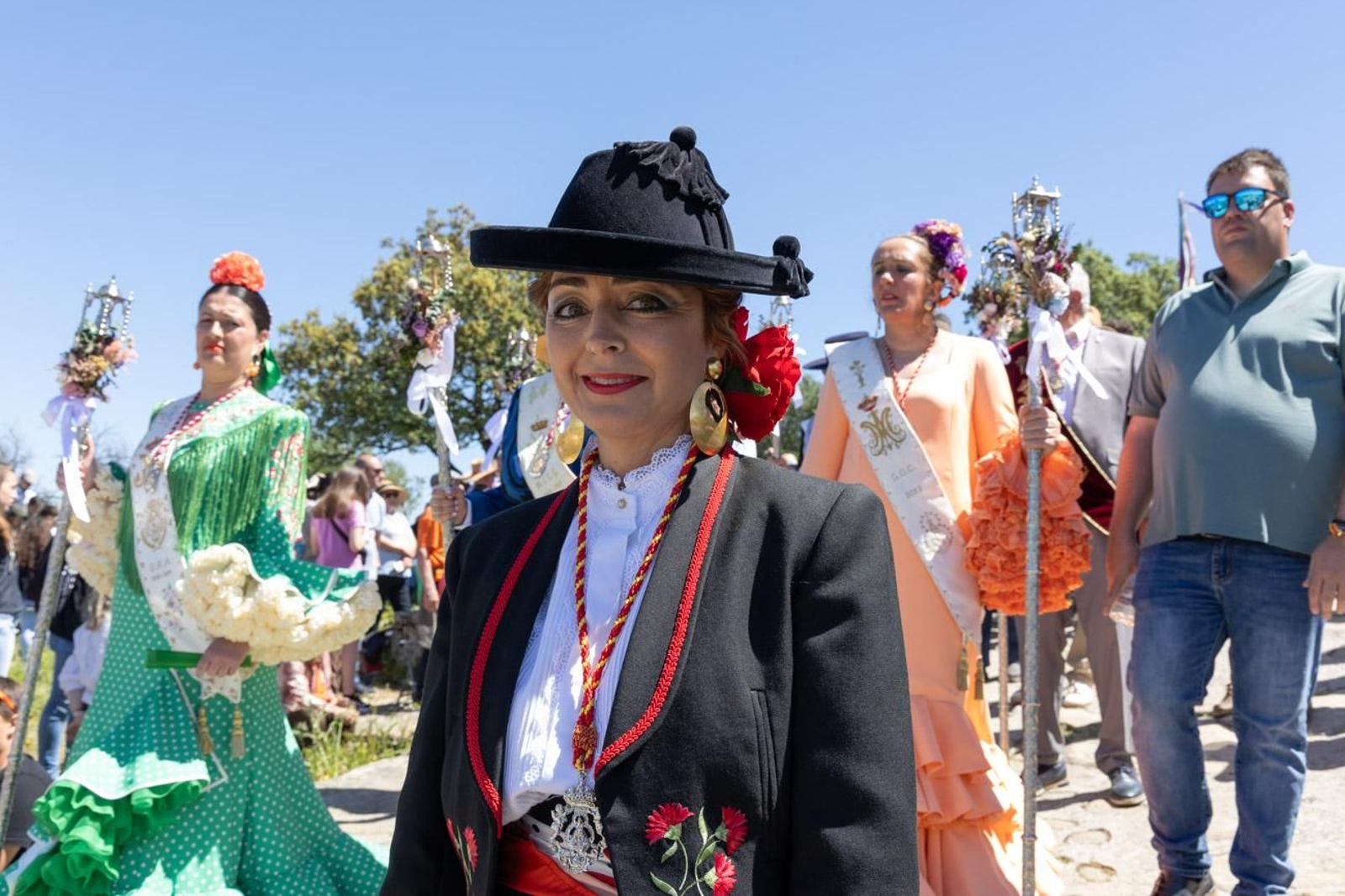 Miles de romeros acuden al encuentro de la Virgen de la Cabeza en su romería