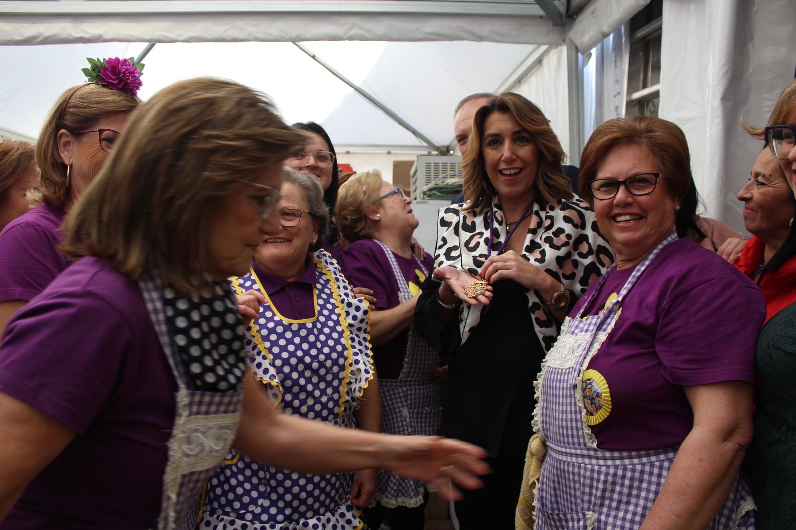 Susana Díaz muestra la medalla del Paso Morado de Cuevas del Almanzora.