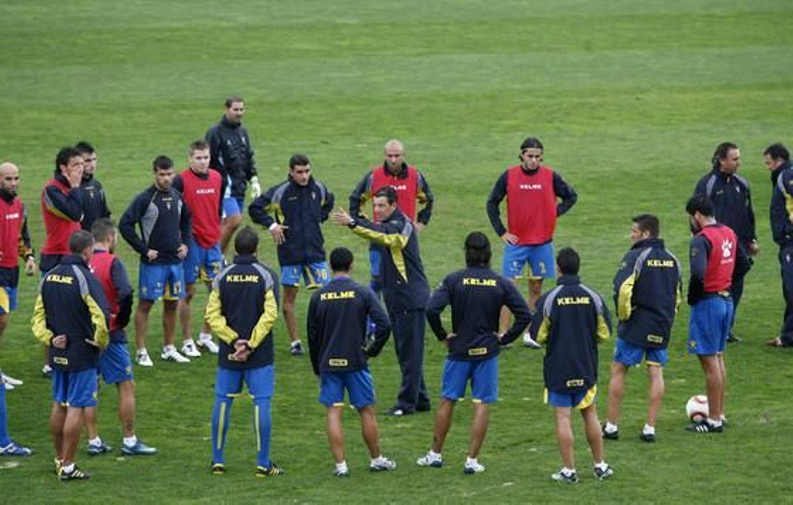 Jose González tomó este miércoles las riendas del Cádiz y dirigió su primer entrenamiento en El Rosal.   Foto: Borja Benjumeda