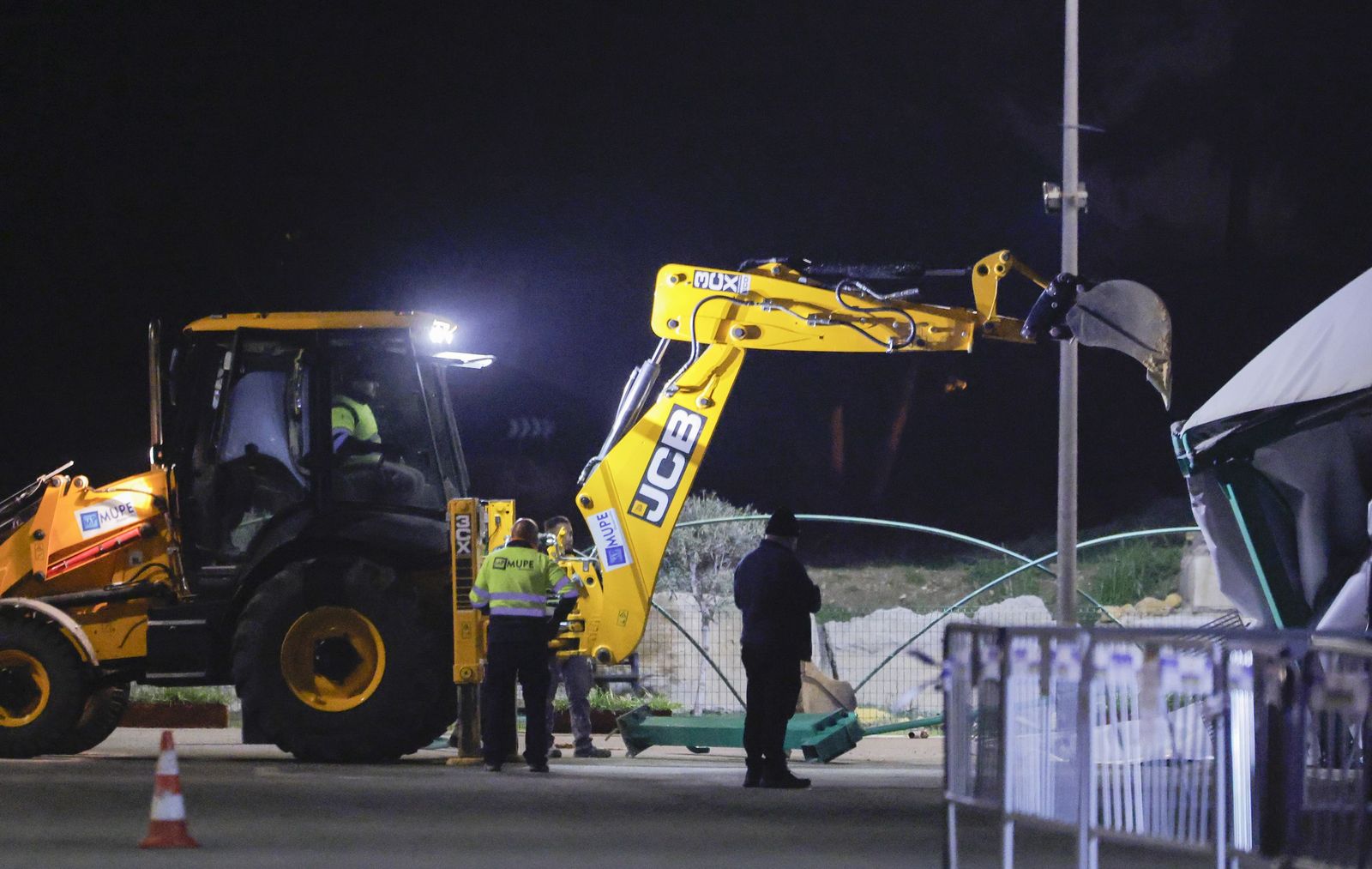 El derribo de la gasolinera de Alcosa, todas las fotos