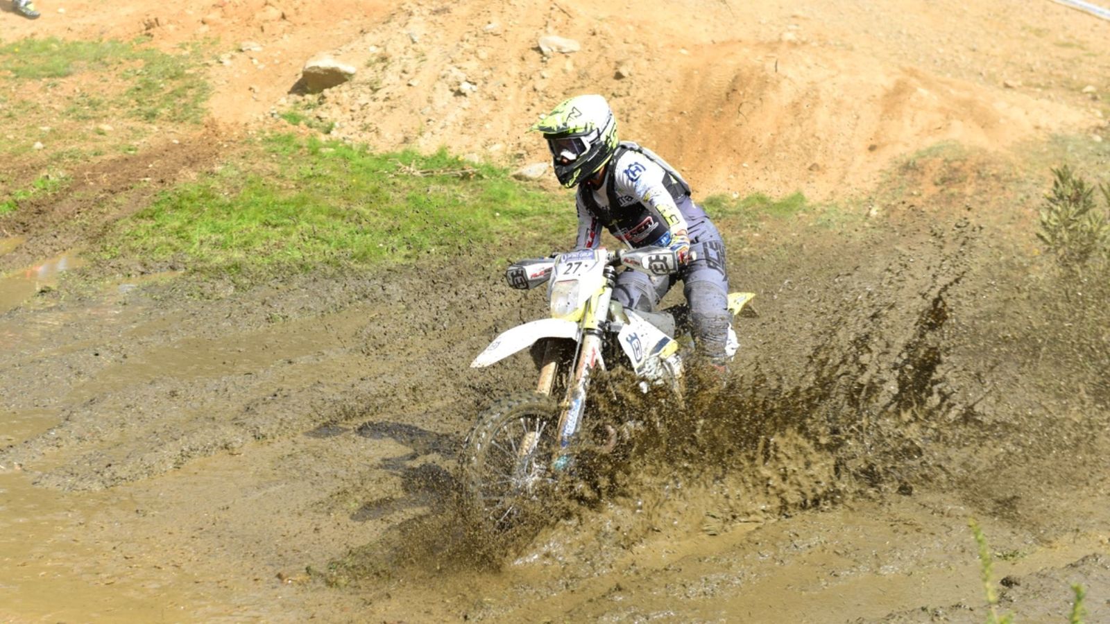 Una espectacular fotografía de Sergio Navarro pasando por un tramo de barro.